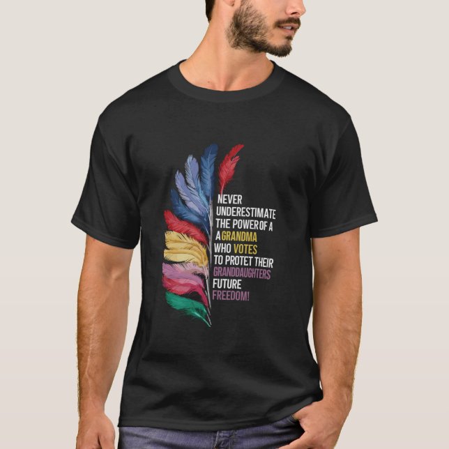 Camiseta Nunca subestimes el poder de la abuela que vota (Anverso)