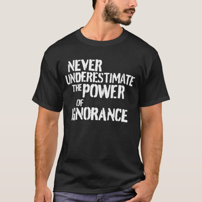 Camiseta Nunca subestimes el poder de la ignorancia cómica (Anverso)
