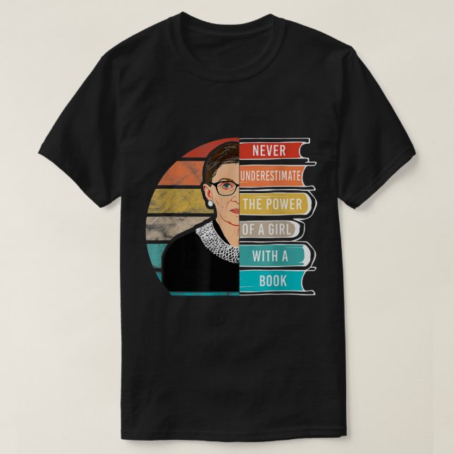 Camiseta Nunca Subestimes El Poder De Un Chica Con Libro (Diseño del anverso)