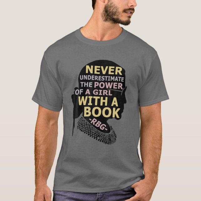 Camiseta Nunca Subestimes El Poder De Un Chica Con Un Boo (Anverso)