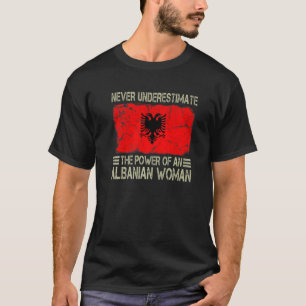 Camiseta Nunca subestimes el poder de una mujer albanesa