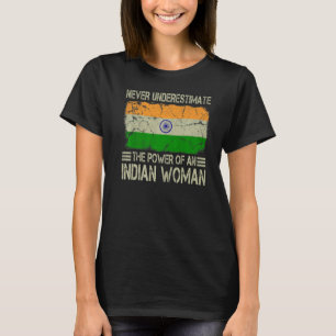 Camiseta Nunca subestimes el poder de una mujer india