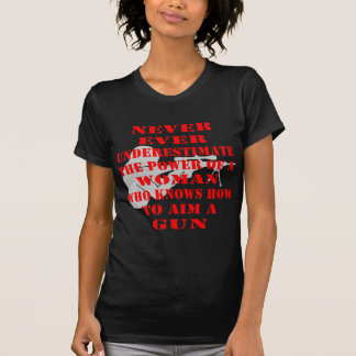 Camiseta Nunca Subestimes El Poder De Una Mujer Que Sabe