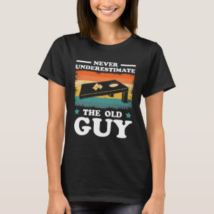 Camiseta Nunca Subestimes El Viejo Chico Sack Toss Cornhole