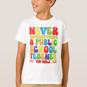 Camiseta Nunca subestimes una escuela pública de profesores