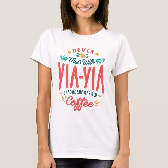 Camiseta Nunca Te Entretengas Con Yia-Yia Antes De Que Le D (Anverso)