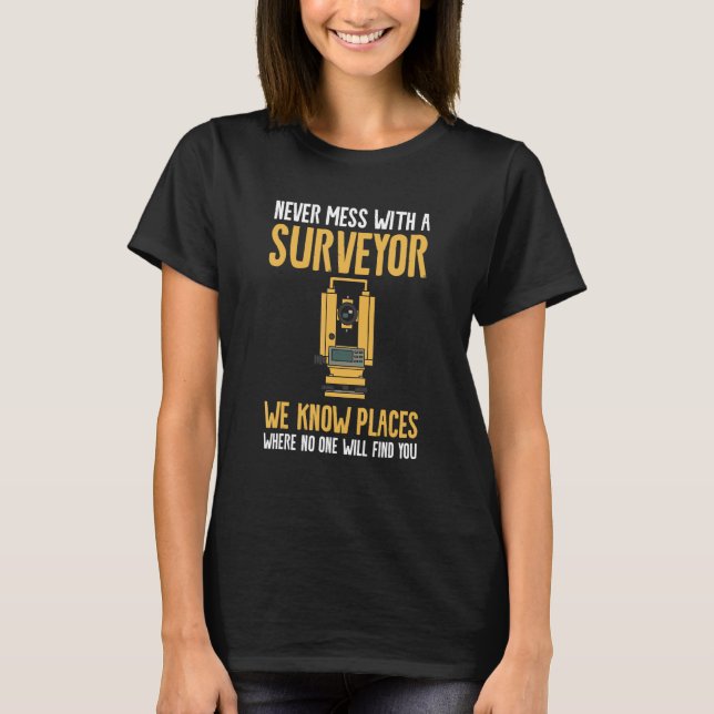 Camiseta Nunca Te Metas Con Un Agrimensor Conocemos Lugares (Anverso)