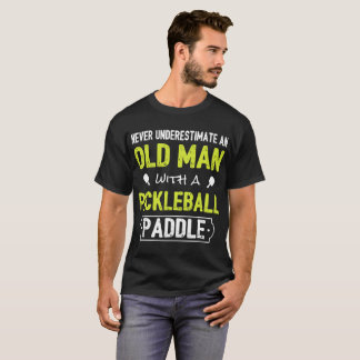 Camiseta nunca undertimate un viejo hombre con un cojín del