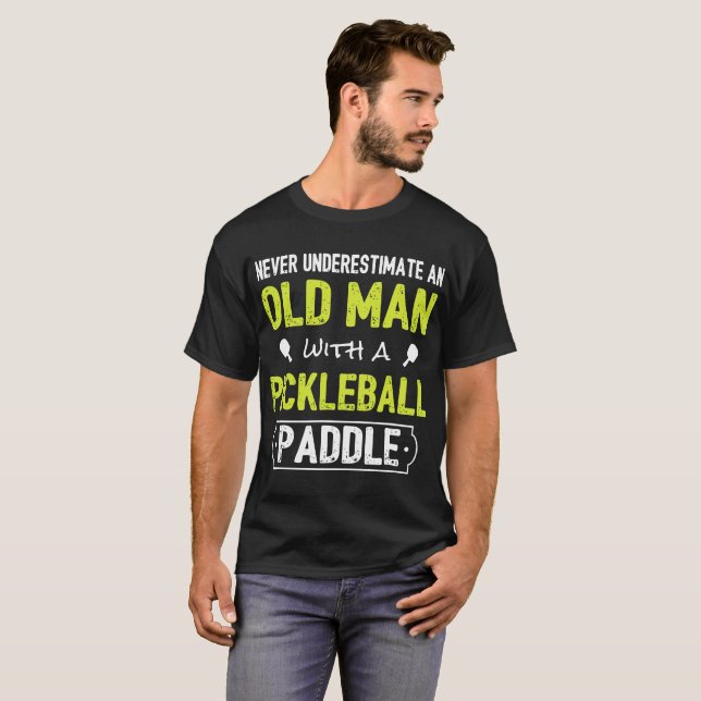 Camiseta nunca undertimate un viejo hombre con un cojín del (Anverso completo)