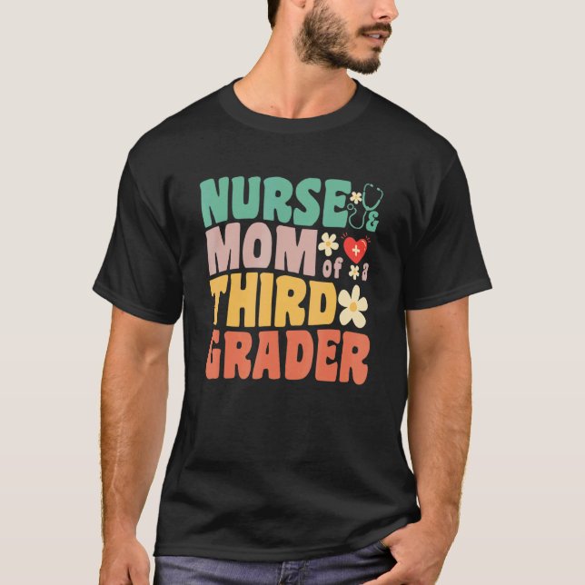 Camiseta Nurse and Mom of a Third Grader 1st Day of School  (Anverso)