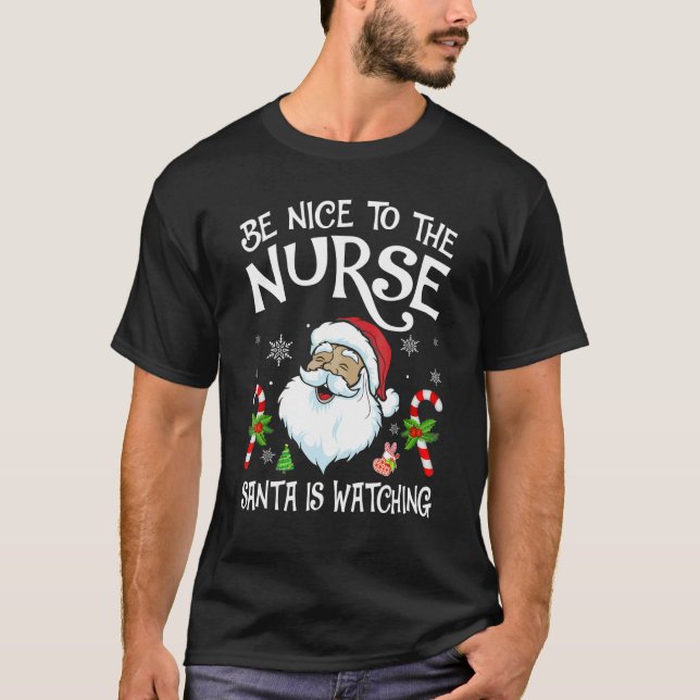 Camiseta Nurse Christmas  Be Nice To The Nurse Santa is Wat (Anverso)