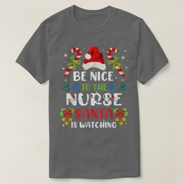 Camiseta Nurse Christmas  Be Nice To The Nurse Santa is Wat (Diseño del anverso)