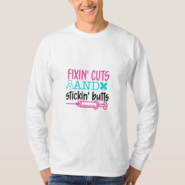 Camiseta Nurse Gift  Fixin' Cuts Stickin' Butts (Anverso)