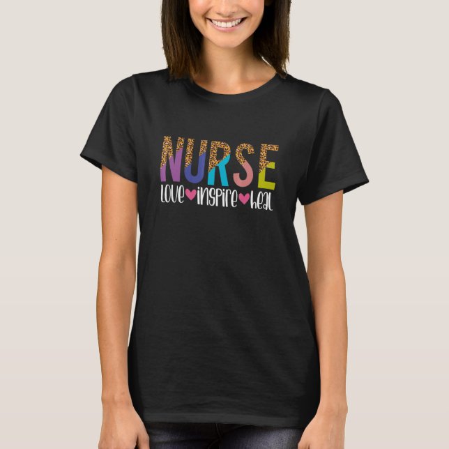 Camiseta Nurse Love Inspire Heal Leopard Design Typography (Anverso)
