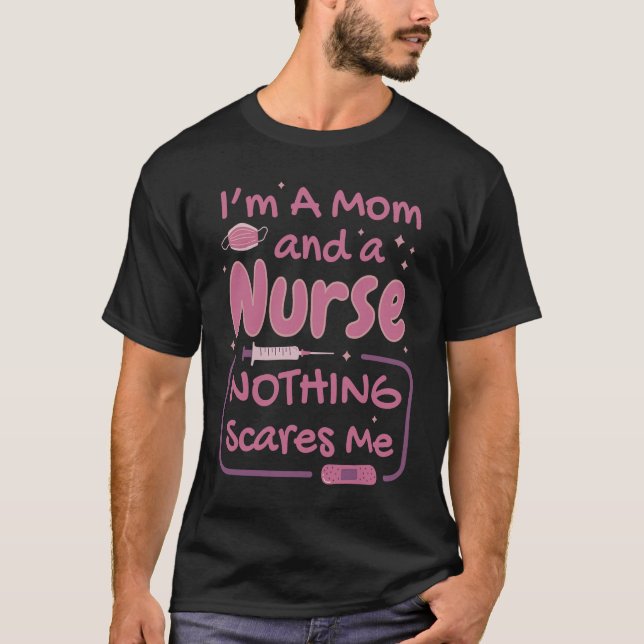 Camiseta Nurse & Mom Nothing Scares Me  Sarcastic Health Ca (Anverso)