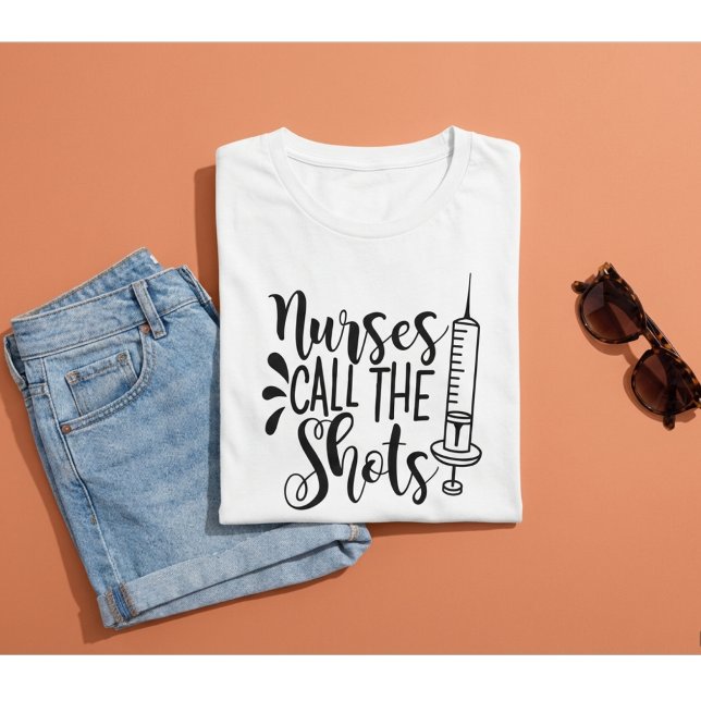 Camiseta Nurses Call the Shots Funny Nurse Syringe Gift (Subido por el creador)