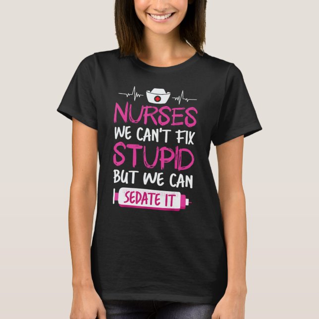 Camiseta Nurses We Can't Fix Stupid But We Can Sedate It (Anverso)