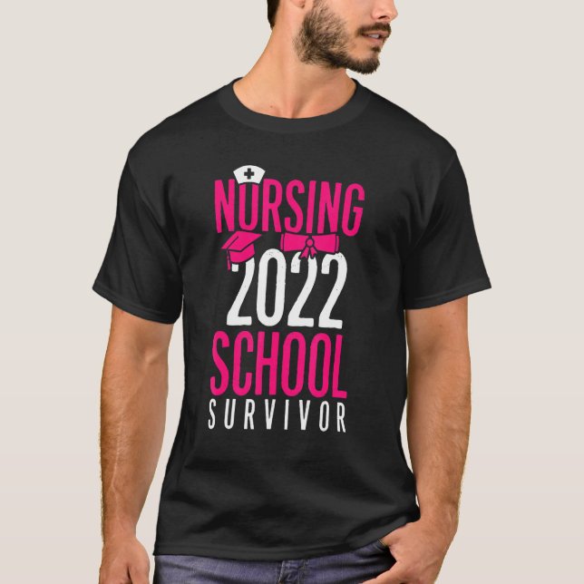 Camiseta Nursing School Survivor 2022 Nursing Grad Graduati (Anverso)