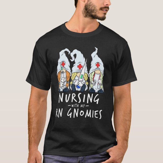Camiseta Nursing With My RN Gnomies of Nurse Gnome Scrubs f (Anverso)