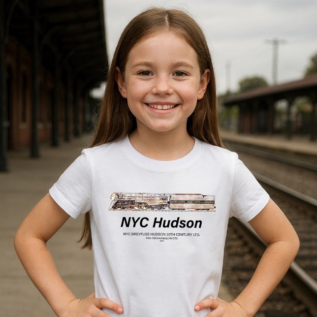 Camiseta NYC Dreyfuss Hudson Steam Locomotive. Profile (NYC Dreyfuss Hudson Steam Locomotive. Girl Basic T-Shirt)