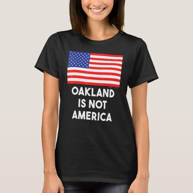 Camiseta Oakland No Es Estados Unidos (Anverso)