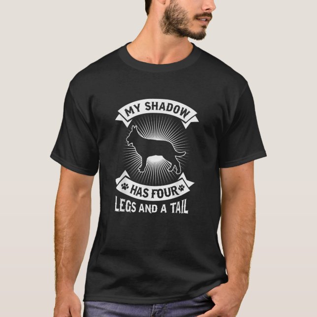 Camiseta Obediente leal perro pastor negro alemán temeroso  (Anverso)