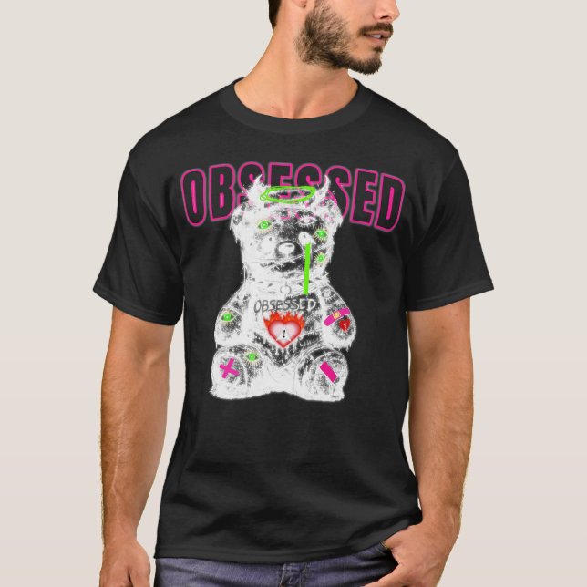 Camiseta Obsesión Oso de Peluche Streetwear Oscura (Anverso)