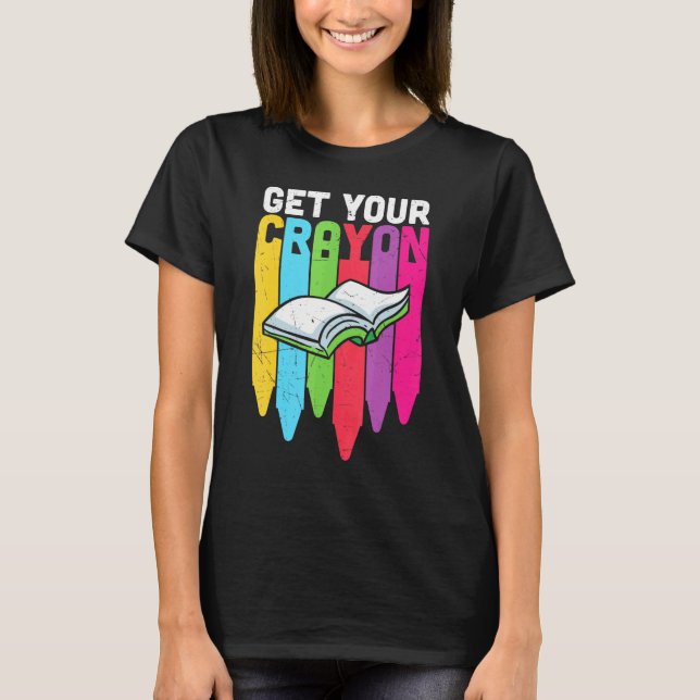 Camiseta Obtén tu Crayon Kindergarten Leading Book School G (Anverso)