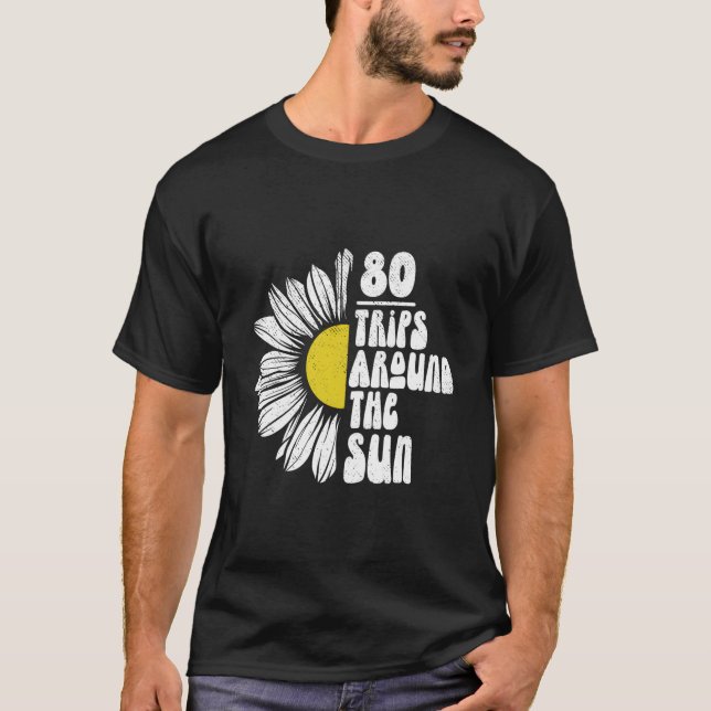 Camiseta Ochenta Viajes Alrededor Del Sol Retro 80 Años (Anverso)