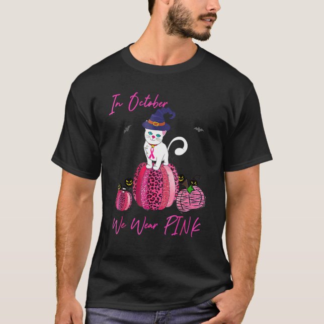 Camiseta October We Wear Pink Pumpkin Cat With Witch Hat Ha (Anverso)