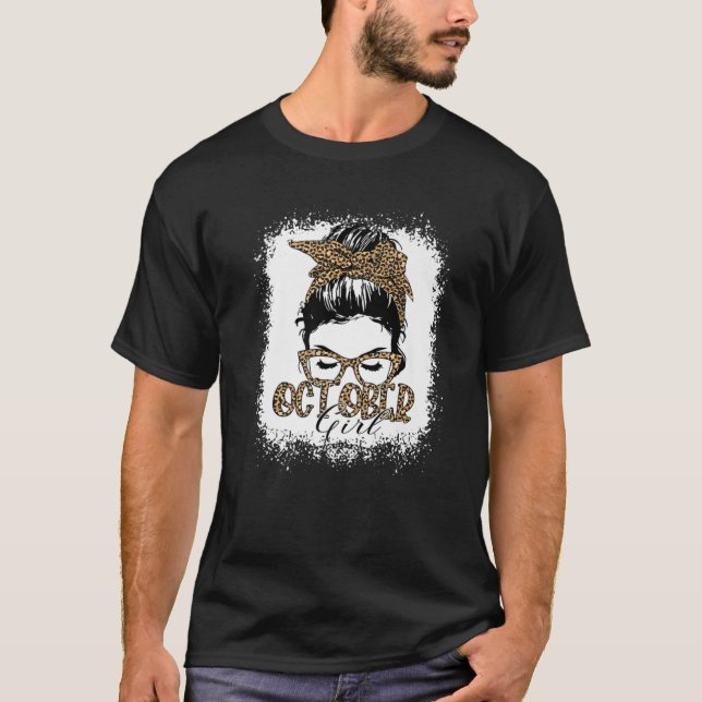 Camiseta Octubre Chica Messy Hair Bun Gafas de sol Leopard  (Anverso)