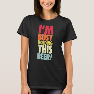 Camiseta Ocupado Sosteniendo Esta Bebida Sarcástica Diciend