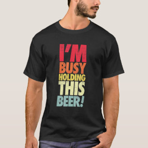Camiseta Ocupado Sosteniendo Esta Cerveza Dicho Sarcástico