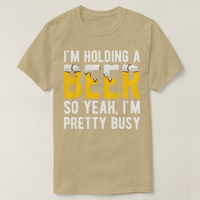 Camiseta Ofensiva Estoy Sosteniendo Una Cerveza Así Que Sí, (Diseño del anverso)