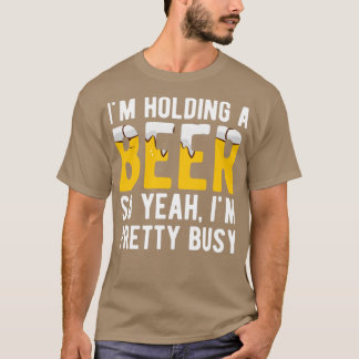 Camiseta Ofensiva Estoy Sosteniendo Una Cerveza Así Que Sí,