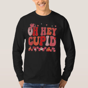 Camiseta Oh Hey Cupido Pareja Retro Groovy Día de San Valen