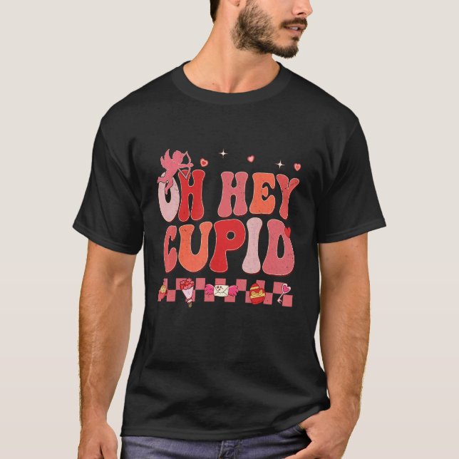 Camiseta Oh Hey Cupido Retro Groovy Pareja El día de San Va (Anverso)