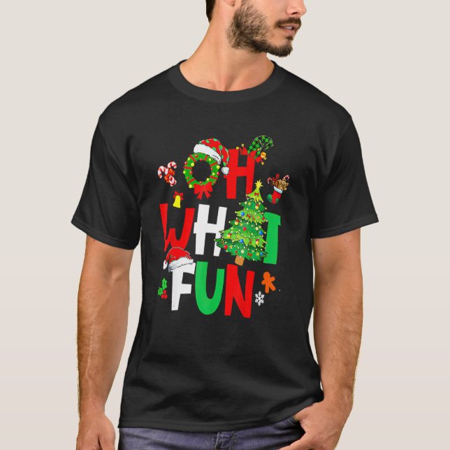 Camiseta Oh What Fun Christmas  With Wreath And Tree Xmas P (Anverso)
