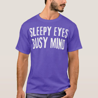 Camiseta ojos somnolientos cita de mente ocupada