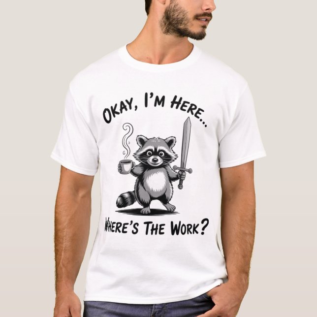 Camiseta Okay I'M Here Where'S The Work Raccoon With Coffee (Anverso)