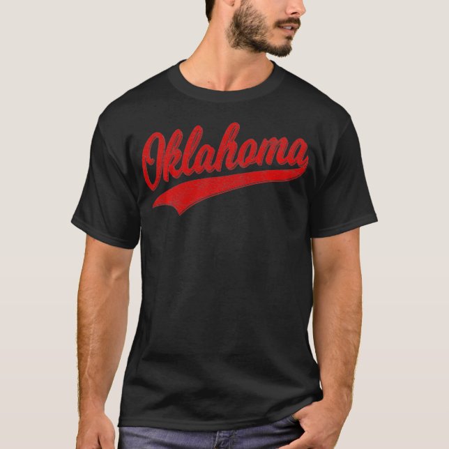 CAMISETA OKLAHOMA BASEBALL SPORT SCRIPT CURSIVE FLAG SWOOS (Anverso)