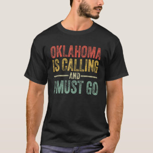 Camiseta Oklahoma Está Llamando Y Debo Ir Funerosamente A C