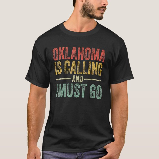 Camiseta Oklahoma Está Llamando Y Debo Ir Funerosamente A C (Anverso)