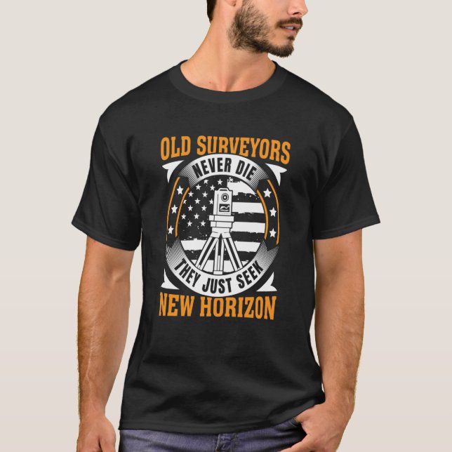 Camiseta Old Surveyors Never Die They Just Seek New Horizon (Anverso)
