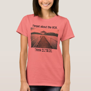 Camiseta Olvídate de la caja. Piensa fuera. Tee lago con mu