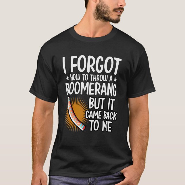 Camiseta Olvidé Lanzar Un Bumerán Pero Volvió A  (Anverso)