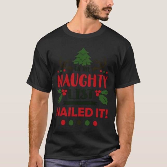 Camiseta On The Naughty List Nailed It Christmas  (Anverso)