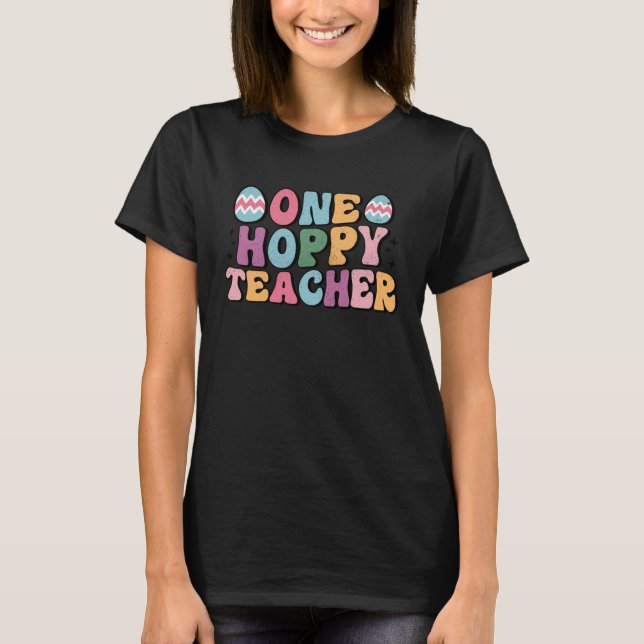 Camiseta One Hoppy Teacher Groovy Retro Teacher Easter Day  (Anverso)