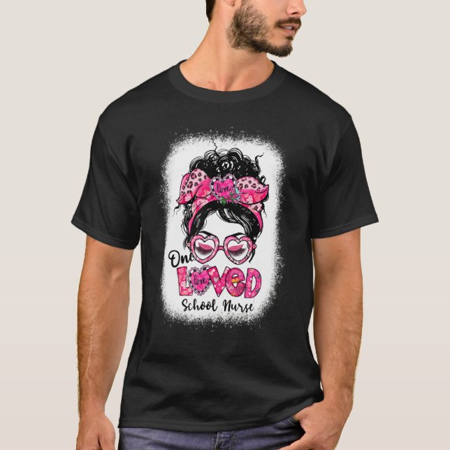 Camiseta One Loved School Nurse Messy Bun Women Valentine's (Anverso)