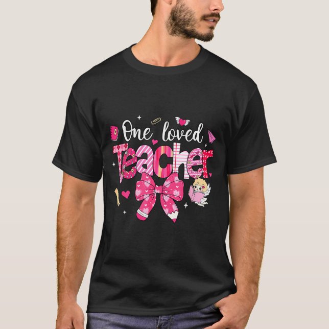 Camiseta One Loved Teacher Coquette Bow Pencil Valentine Gi (Anverso)